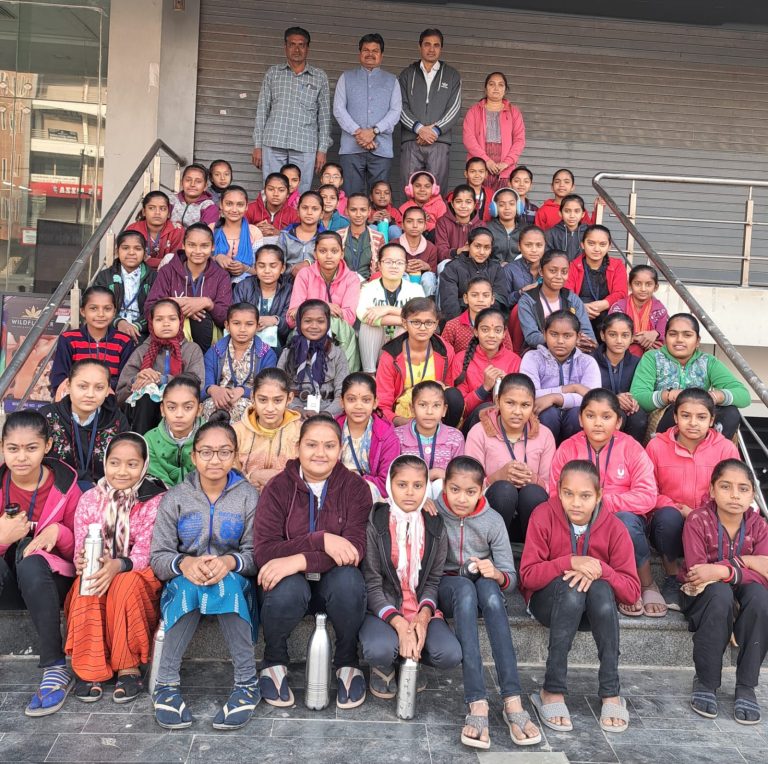 મોરબી: યંગ ઈન્ડિયા ગ્રુપના મેન્ટોરના જન્મદિવસ નિમિત્તે માધાપરવાડી શાળાની બાળાઓને ફિલ્મ દર્શન કરાવ્યું