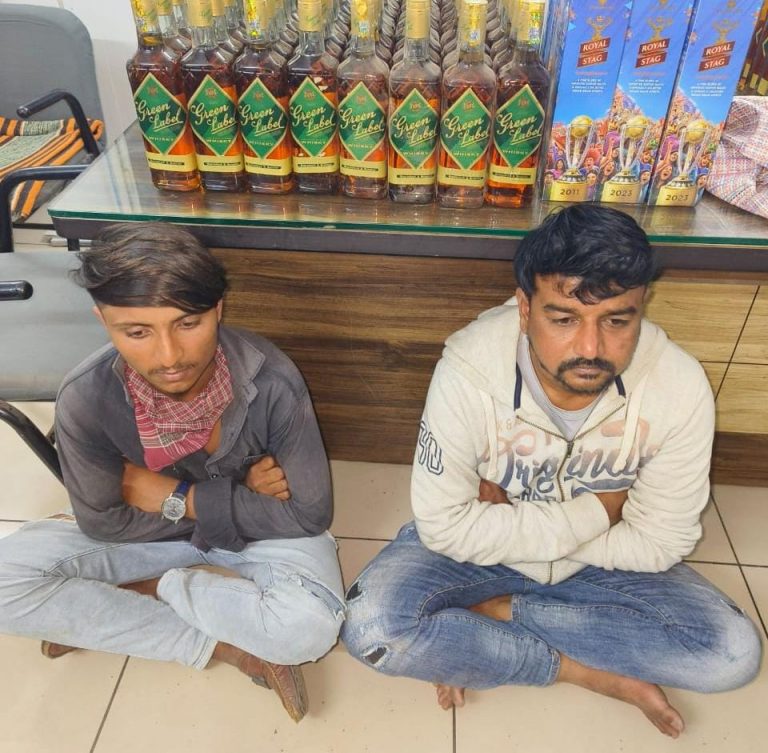 મોરબી: આંદરણા ગામના બસ સ્ટેન્ડ પાસેથી રીક્ષામાં ઈંગ્લીશ દારૂના જથ્થા સાથે બે ઝડપાયા