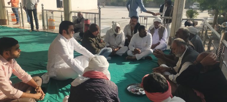 એકજ પરિવારના ત્રણ સભ્યોના મોતથી વ્યથિત પરિવારજનોને સાંત્વના આપતાં વાંકાનેર રાજવી કેશરીદેવસિંહ ઝાલા