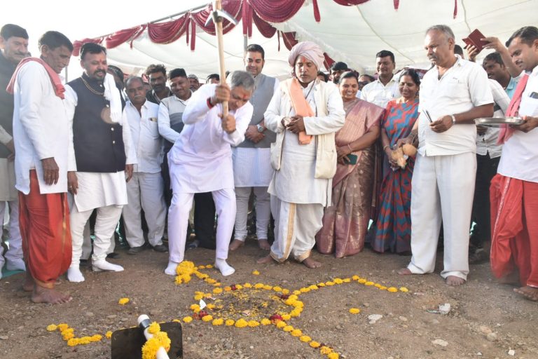 વાંકાનેર તાલુકાના ઠિકરીયાળા અને મેસરિયા ખાતે ૨.૭૫ કરોડ રૂપિયાના ખર્ચે નાની સિંચાઈ યોજનાઓના નવીનીકરણના કામોનું ખાતમુહૂર્ત કરતા રાજ્યના મંત્રી કુંવરજીભાઈ બાવળિયા