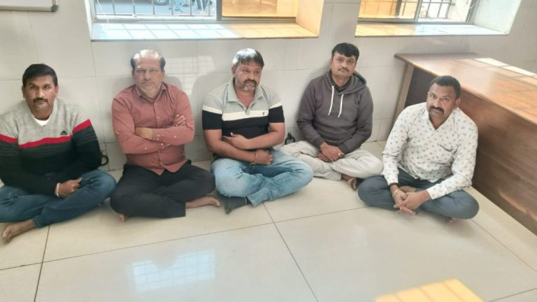 મોરબી: ભવાની એક્સપ્રેસ આંગડિયાની ઓફિસમાંથી જુગાર રમતા પાંચ ઝડપાયા