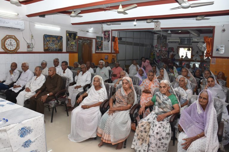 વૃદ્ધાશ્રમમાં કલેકટર અને જિલ્લા ચૂંટણી અધિકારીની ઉપસ્થિતિમાં શપથ લેવાયા