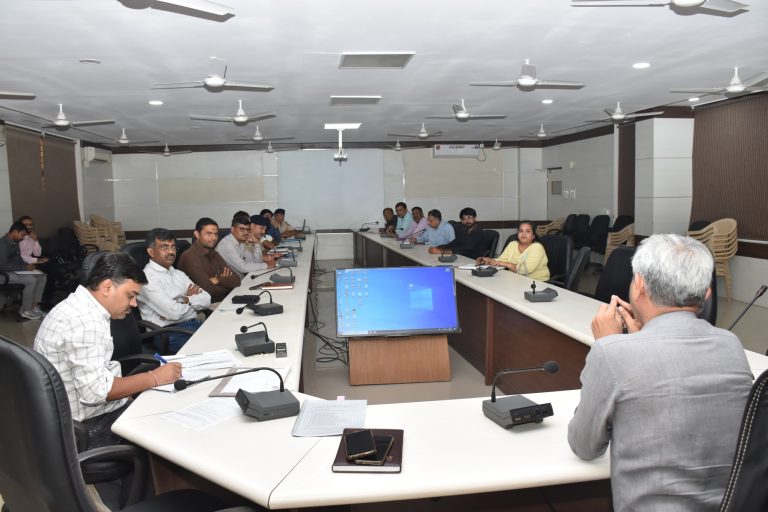 આવશ્યક સેવા કર્મીઓને પોસ્ટલ બેલેટ દ્વારા મતદાનની સુવિધા પૂરી પાડવા બાબતે બેઠક યોજાઈ