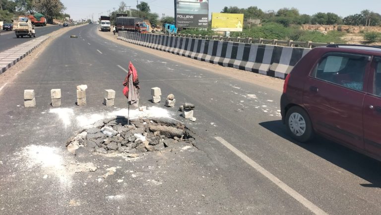 મોરબીના બાયપાસ રોડ પર આવેલ જૂના આર.ટી.ઓ નજીકના પુલ પર પડ્યું ગાબડું