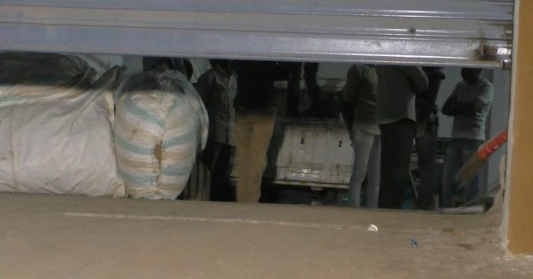 મોરબી તાલુકાના લાલપર ગામ નજીક SMC ની રેઇડ, મોરબી પોલીસ નિંદ્રામાં