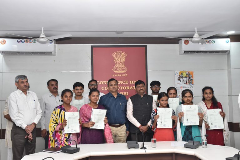 પાકિસ્તાનથી સ્થળાંતરિત થઈ મોરબી સ્થાયી થયેલા ૧૩ વ્યક્તિઓ બન્યા ભારતના કાયમી નાગરિક