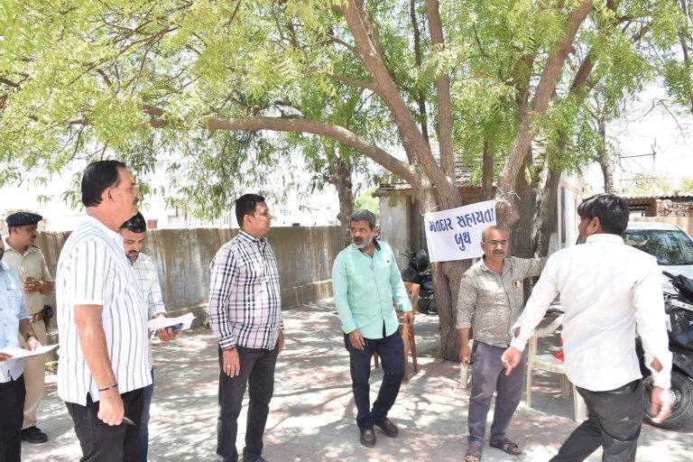 ‘Know Your Polling Station’ અંતર્ગત જિલ્લા કલેક્ટરશ્રી કે.બી. ઝવેરીએ ઘુંટુ અને ત્રાજપર મતદાન મથકોની મુલાકાત લીધી