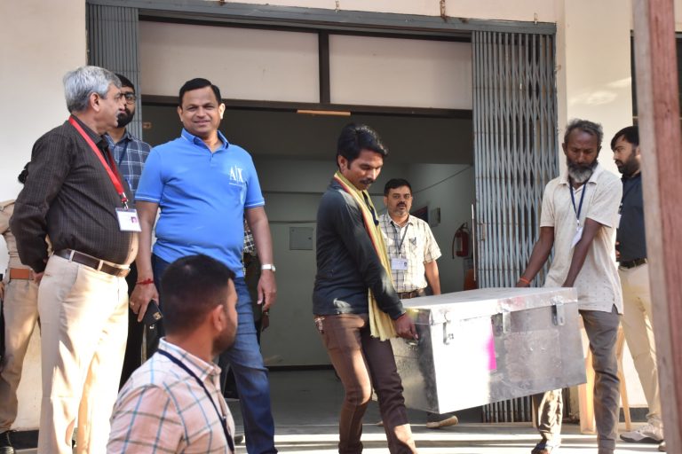 મોરબી વેરહાઉસથી જિલ્લાની ૩ વિધાનસભા મતવિસ્તારોમાં ઇવીએમ સહિત મશીન ફાળવાયા