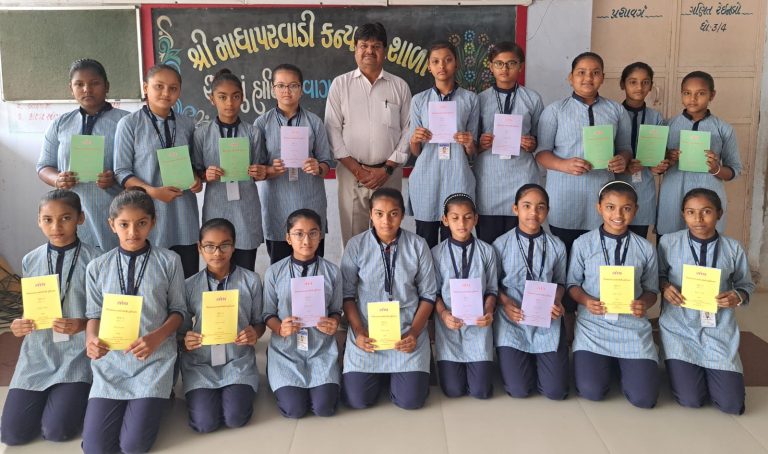 મોરબીની શાળાઓમાં અમદાવાદના ડો.કશ્યપ પટેલ દ્વારા વિજ્ઞાનની 5000 પુસ્તિકા અર્પણ કરાઈ