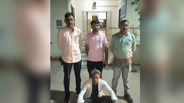 વાંકાનેર અને ભાણવડ એમ બે અલગ અલગ જગ્યાએ લૂંટના ગુના નો ૨૬ વર્ષ થી નાસતો ફરતો આરોપી ઝડપાયો