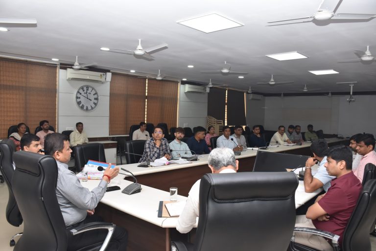 કલેકટરશ્રી કે. બી ઝવેરીના અધ્યક્ષસ્થાને મોરબી જિલ્લામાં વિવિધ એકમોમાં સુરક્ષાની અમલવારી માટેની સમીક્ષા બેઠકમાં અપાઈ સૂચના