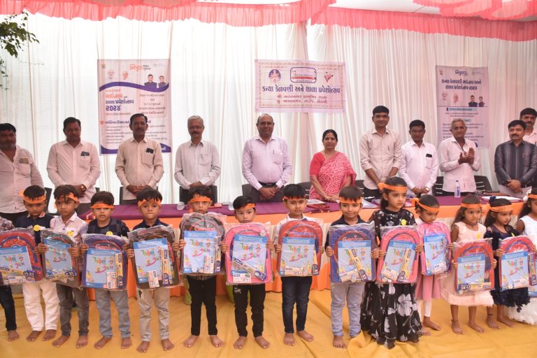 ભરતનગર, રોટરી ગ્રામ, રવાપર નદી ગામે આંગણવાડી, બાલવાટિકાઅને ધોરણ-૧ થી ૮ ના બાળકોની ઉત્સાહભેર પ્રવેશ