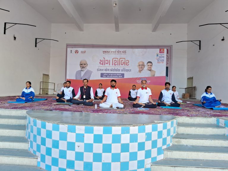 વિશ્વ યોગ દિવસ અનુસંધાને મોરબીમાં પટેલ કન્યા છાત્રાલય ખાતે યોગ શિબિર યોજાઈ