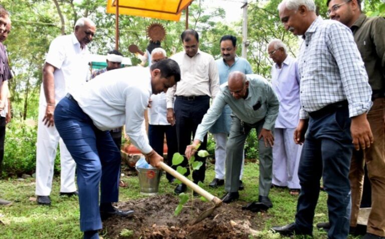 મોરબી જિલ્લા કલેકટર અને ઉચ્ચ અધિકારીઓએ વેજીટેબલ રોડના સ્મશાન ખાતે વૃક્ષારોપણ કર્યું